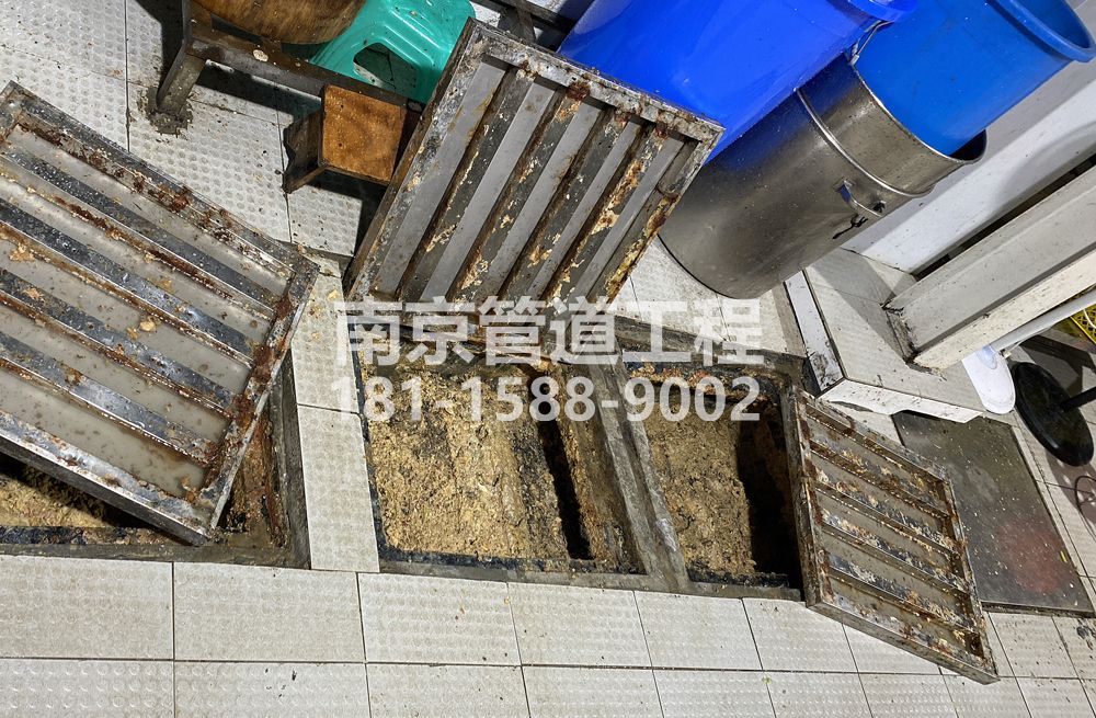 278摄山星城听竹城管中队食堂隔油池清理